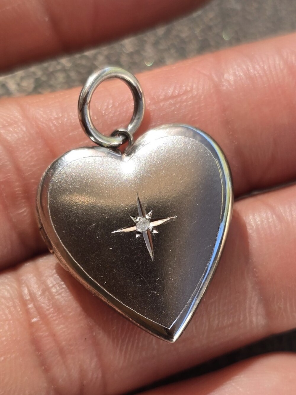 Brushed 925 sterling silver diamond star/sun burst center heart locket - Picture 4 of 16